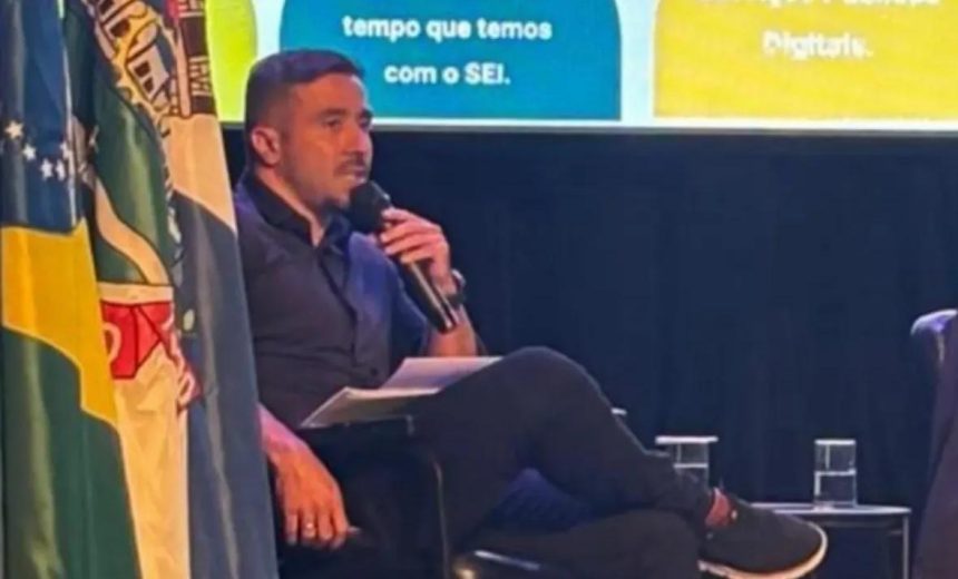 Fábio Araújo está deixando a Secretaria de Governo de São Gonçalo e vai para a Secretaria estadual das Cidades, ajudar Douglas Ruas, filho do prefeito Capitão Nélson (PL)