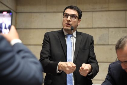 Rogério Amorim critica a votação da Câmara, que arquivou projeto que proibia cobrança de tarifa para transferência de jazigos