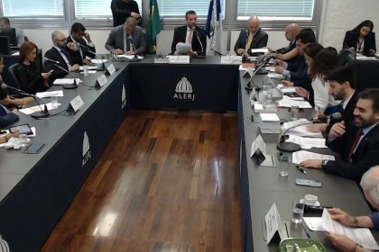 CCJ da Alerj dá parecer favorável ao projeto que reestrutura o efetivo da PM 74 Deputados dão parecer favorável ao projeto que reestrutura o efetivo da PM. - Foto: Reprodução/Alerj