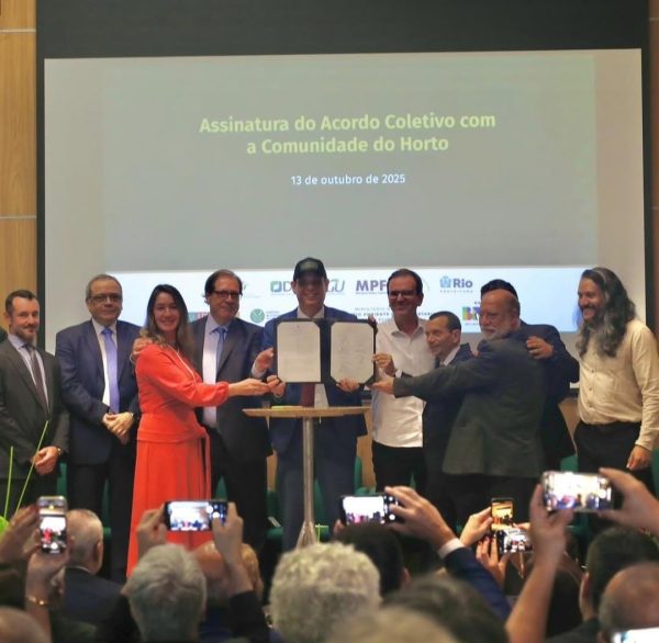 Representantes de vários órgãos e da Associação de Moradores e Amigos do Horto (Amahor) assinaram o acordo nesta segunda-feira (13) .