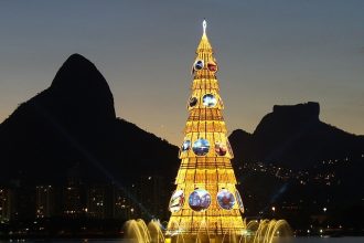 Árvore de Natal da Lagoa Rodrigo de Freitas volta a ser montada após cinco anos sem o tradicional espetáculo de luzes.