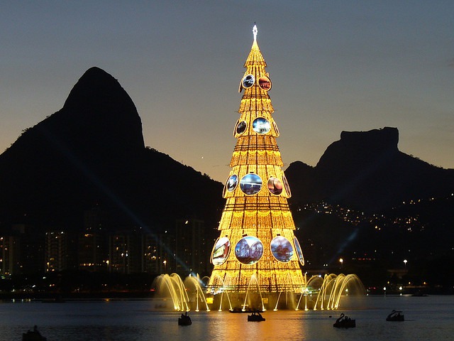 Árvore de Natal da Lagoa Rodrigo de Freitas volta a ser montada após cinco anos sem o tradicional espetáculo de luzes.