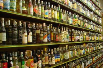 Paes endurece fiscalização de produtores de bebidas após intoxicação por metanol em SP