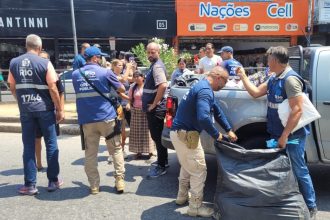 Três estabelecimentos e dois ambulantes foram multados no Calçadão de Bonsucesso - Foto: Seop