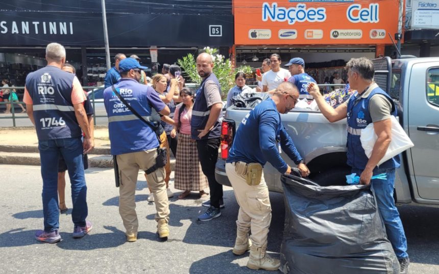 Três estabelecimentos e dois ambulantes foram multados no Calçadão de Bonsucesso - Foto: Seop