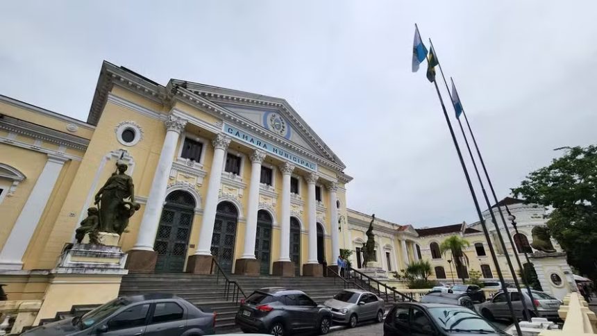 Vereador é acusado de agredir funcionário público na Câmara de Niterói 61 Eduardo Paiva (PL) teria agredido com um soco um funcionário da prefeitura. O caso está sendo investigado pela 76ª DP (Niterói).