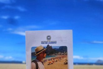 As cartilhas estarão à disposição em atrativos turísticos, Orla Rio, aeroportos e também na versão digital.