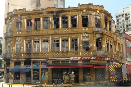 Defesa Civil interdita imóveis na Lapa após incêndio em casarão 64 Defesa Civil interditou imóveis após incêndio no casarão porque há risco de queda de estruturas internas