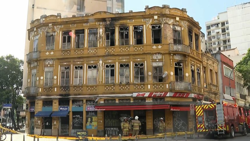 Defesa Civil interditou imóveis após incêndio no casarão porque há risco de queda de estruturas internas