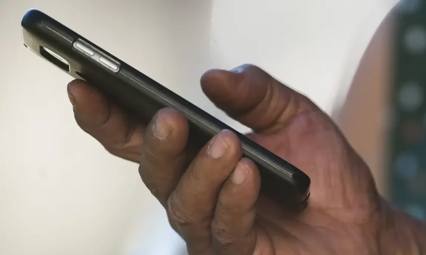 Usuários de celulares roubados ou furtados receberão mensagem de intimação - Foto: Marcello Casal Jr/Agência Brasil