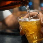 Cinco homens estão sendo investigados pelo MPRJ por falsificarem cervejas e vendê-las como se fossem de marcas mais conhecidas.