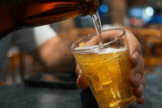 Cinco homens estão sendo investigados pelo MPRJ por falsificarem cervejas e vendê-las como se fossem de marcas mais conhecidas.