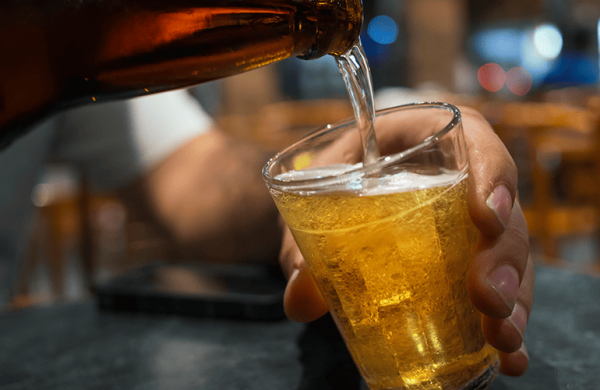 Cinco homens estão sendo investigados pelo MPRJ por falsificarem cervejas e vendê-las como se fossem de marcas mais conhecidas.
