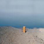 Cigarro é o principal lixo nas praias da Região dos Lagos, apontam UVA e Prolagos