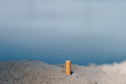 Cigarro é o principal lixo nas praias da Região dos Lagos, apontam UVA e Prolagos