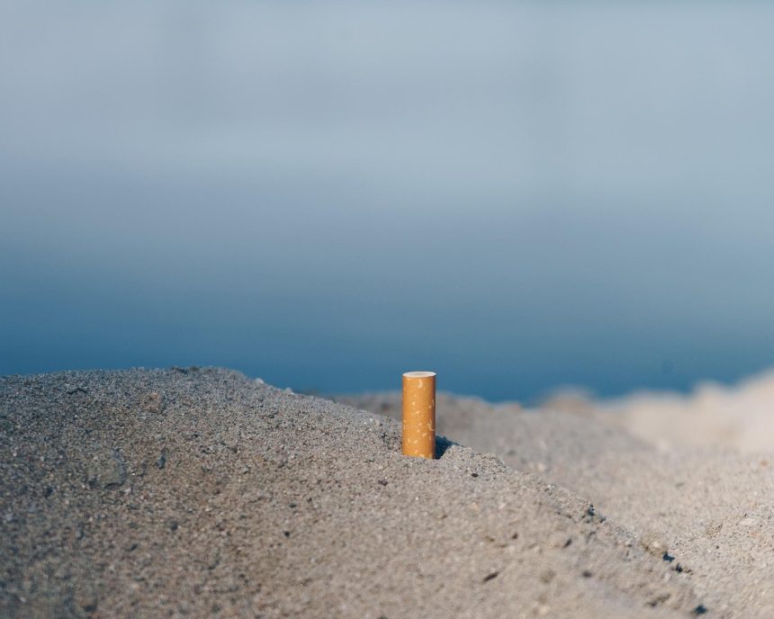 Cigarro é o principal lixo nas praias da Região dos Lagos, apontam UVA e Prolagos