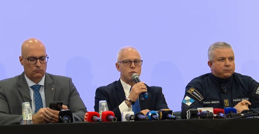 As forças de segurança da Polícia apresentaram o balanço da megaoperação nos complexos do Alemão e da Penha: 121 mortos .