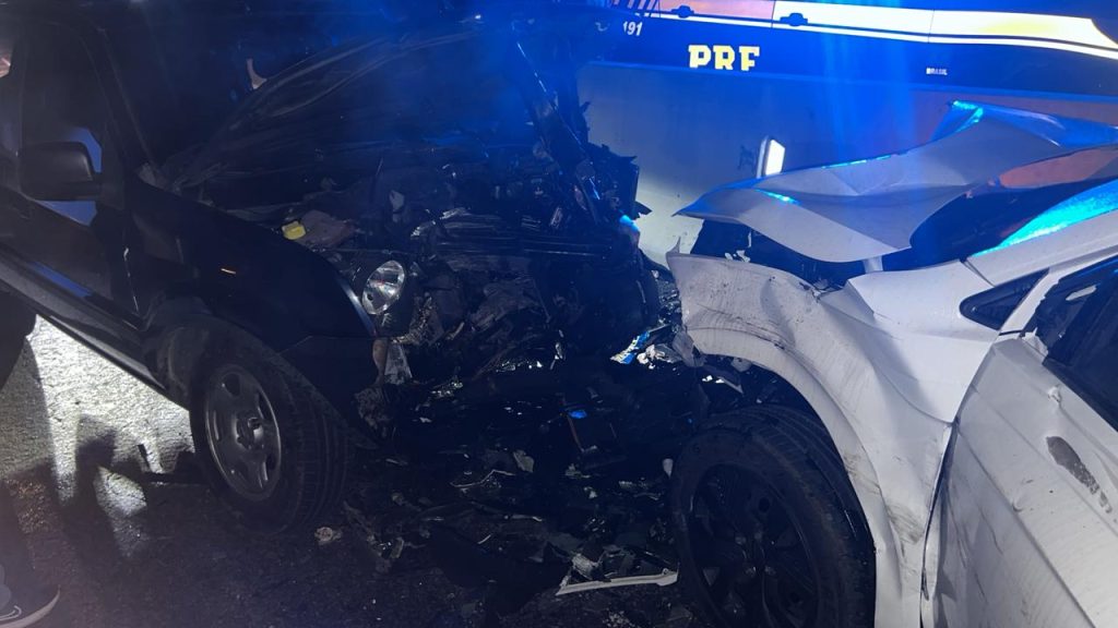 Perseguição policial e acidentes na Serra das Araras terminam com um morto 62 Suspeito foi preso após colidir frontalmente com outro carro - Foto: Divulgação/Polícia Federal