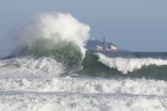 Litoral carioca enfrenta aumento de 40% nas ressacas em 2025; COR alerta para cuidados