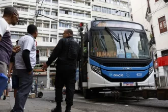 Mais de 70 ônibus viram barricadas durante megaoperação no Rio; 204 linhas seguem afetadas