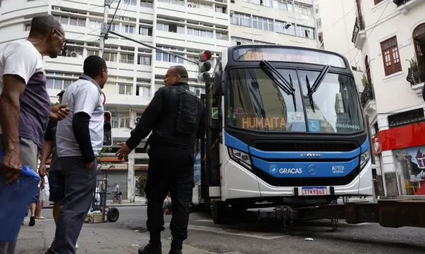 Mais de 70 ônibus viram barricadas durante megaoperação no Rio; 204 linhas seguem afetadas