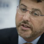 O secretário de Saúde, Daniel Soranz, ressalta que o monitoramento segue ativo coletando amostras suspeitas de contaminação por metanol e verificando estabelecimentos