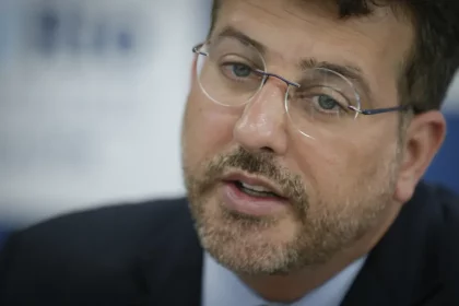 Secretaria de Saúde descarta casos de intoxicação por metanol após boatos sobre bebidas adulteradas 66 O secretário de Saúde, Daniel Soranz, ressalta que o monitoramento segue ativo coletando amostras suspeitas de contaminação por metanol e verificando estabelecimentos