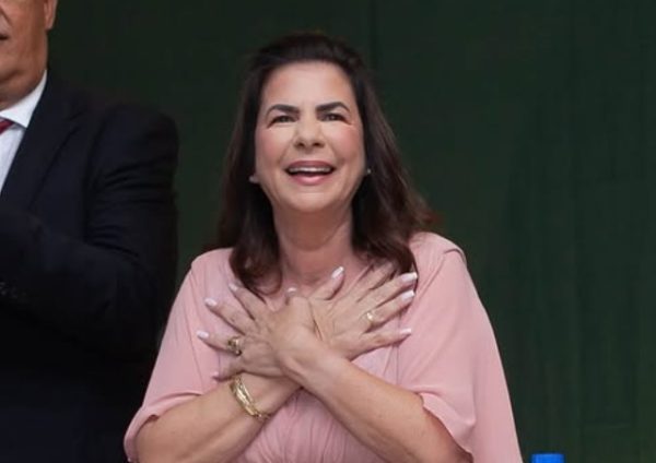 A prefeita de Miracema, Alessandra Freire (REP), e o vice, Maurício Vô (SDD), tiveram os mandatos mantidos após o TRE do Rio anular a cassação por compra de votos.