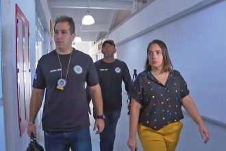 A enfermeira Sabrina Rabetin Serri trabalhava com o médico José Emílio de Brito, preso por ter realizado o procedimento estético na jovem de 28 anos.
