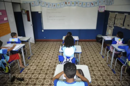 MP entra com ação contra governo do Rio por problemas de manutenção em escolas públicas 76 Escolas públicas do Rio enfrentam problemas com climatização, estrutura e equipamentos, aponta MP - Foto: Tânia Rêgo/Agência Brasil