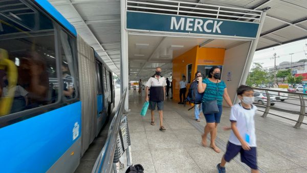 Por conta de obra na rede de águas, sentido Madureira da estação Merck deve ficar fechado até o Natal