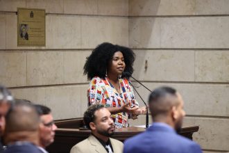 Thais Ferreira fala sobre o projeto que obriga a prefeitura a distribuir pulseiras em áreas públicas de lazer e grandes eventos