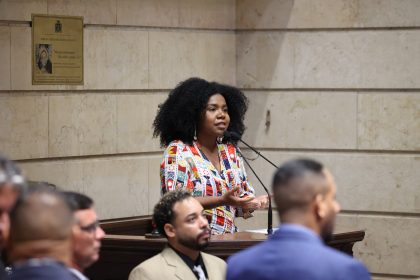 Thais Ferreira fala sobre o projeto que obriga a prefeitura a distribuir pulseiras em áreas públicas de lazer e grandes eventos