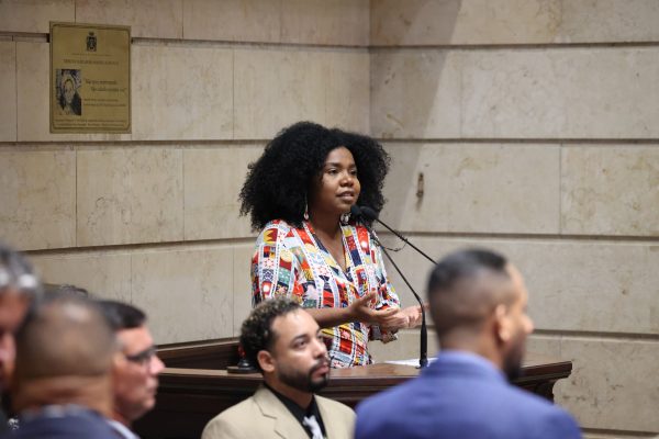 Thais Ferreira fala sobre o projeto que obriga a prefeitura a distribuir pulseiras em áreas públicas de lazer e grandes eventos