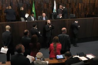 Deputados divergiram sobre obstrução da pauta e manutenção de vetos.