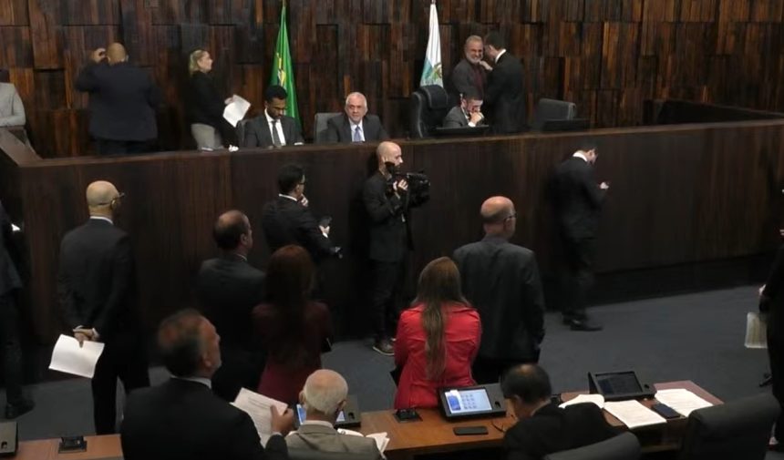 Deputados divergiram sobre obstrução da pauta e manutenção de vetos.