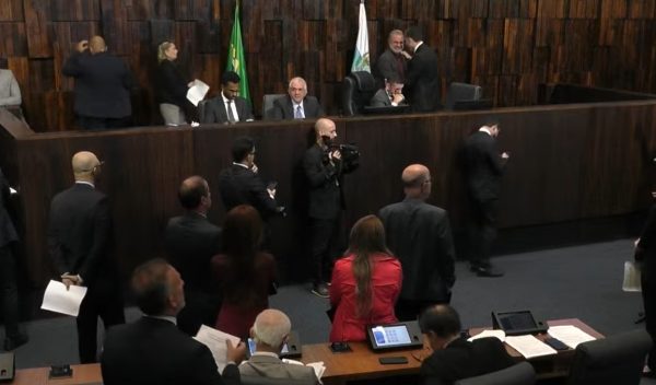 Deputados divergiram sobre obstrução da pauta e manutenção de vetos.