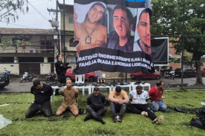 Festa em homenagem a milicianos mortos termina com sete presos em Guaratiba 68 Festa de milicianos tinha policial como segurança; carros roubados, seis fuzis e duas pistolas foram apreendidos - Foto: Polícia Civil