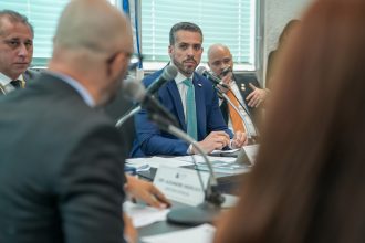 Deputados aprovaram substitutivo que muda lista de leilão de imóveis do Estado; texto ainda pode receber emendas em plenário.