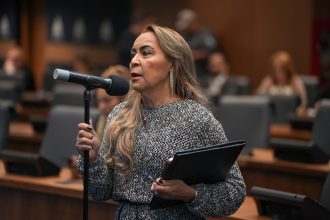 Deputada Tia Ju convoca parlamentares estaduais a marchar contra a PEC da Reforma Administrativa durante sessão plenária da Alerj.
