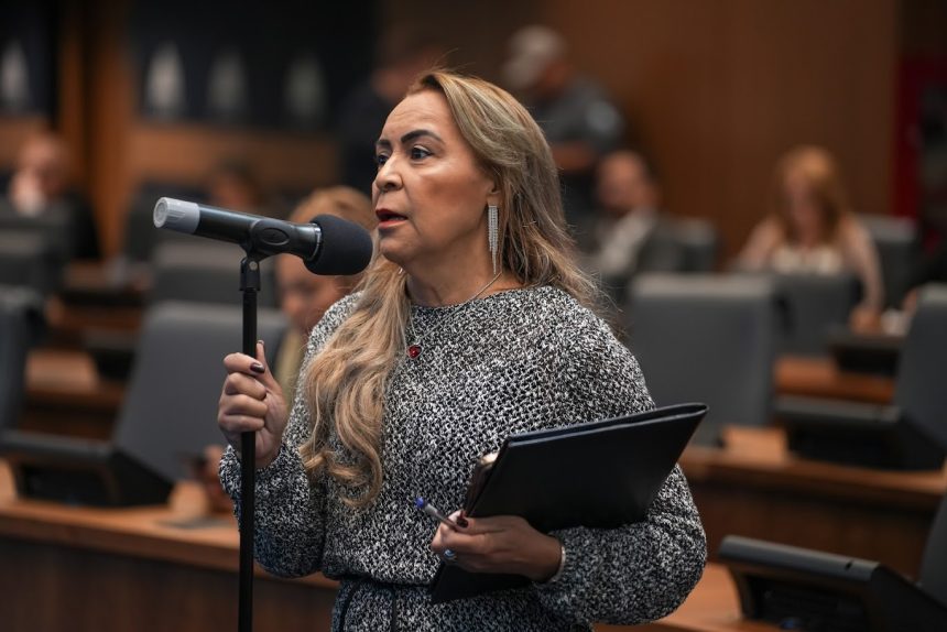 Deputada Tia Ju convoca parlamentares estaduais a marchar contra a PEC da Reforma Administrativa durante sessão plenária da Alerj.