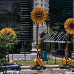 A instalação GGCIDENT, do artista holandês Henk Hofstra, na Praça Mauá, usa ovos gigantes para alertar sobre as mudanças climáticas.