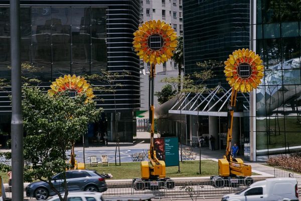 A instalação GGCIDENT, do artista holandês Henk Hofstra, na Praça Mauá, usa ovos gigantes para alertar sobre as mudanças climáticas.