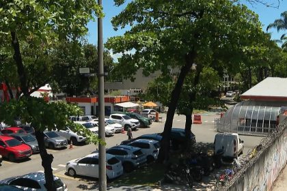 Após fiscalização, Ibama diz que solo da Refit está contaminado 62 Os técnicos confirmaram que parte do terreno da empresa e reservas de águas subterrâneas estão contaminadas por resíduos de petróleo.