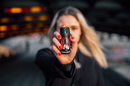 Uso de spray de defesa pessoal por mulheres é aprovado em primeira discussão na Alerj 68 DDeputados aprovaram em primeira discussão projeto que autoriza o uso do spray de defesa pessoal por mulheres no Rio.