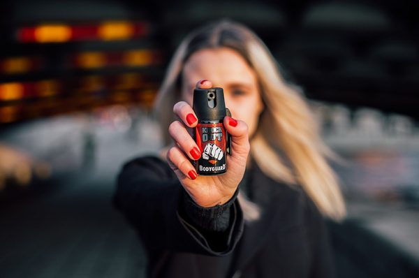 DDeputados aprovaram em primeira discussão projeto que autoriza o uso do spray de defesa pessoal por mulheres no Rio.