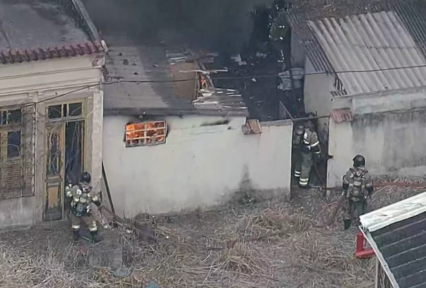 Incêndio destruiu casa, mas não deixou feridos - Foto: Reprodução/TV Globo