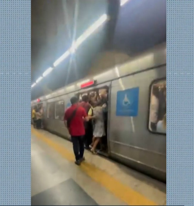 Barcas, trens, metrô e BRT ainda são alternativas de transportes para quem precisa se deslocar em dia de megaoperação nos complexos da Penha e do Alemão 62 metro lotado 2