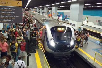O metrô é uma alternativa ao transporte em dia de várias interdições nas vias da cidade .