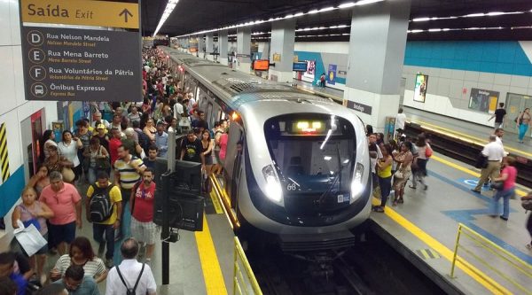 O metrô é uma alternativa ao transporte em dia de várias interdições nas vias da cidade .